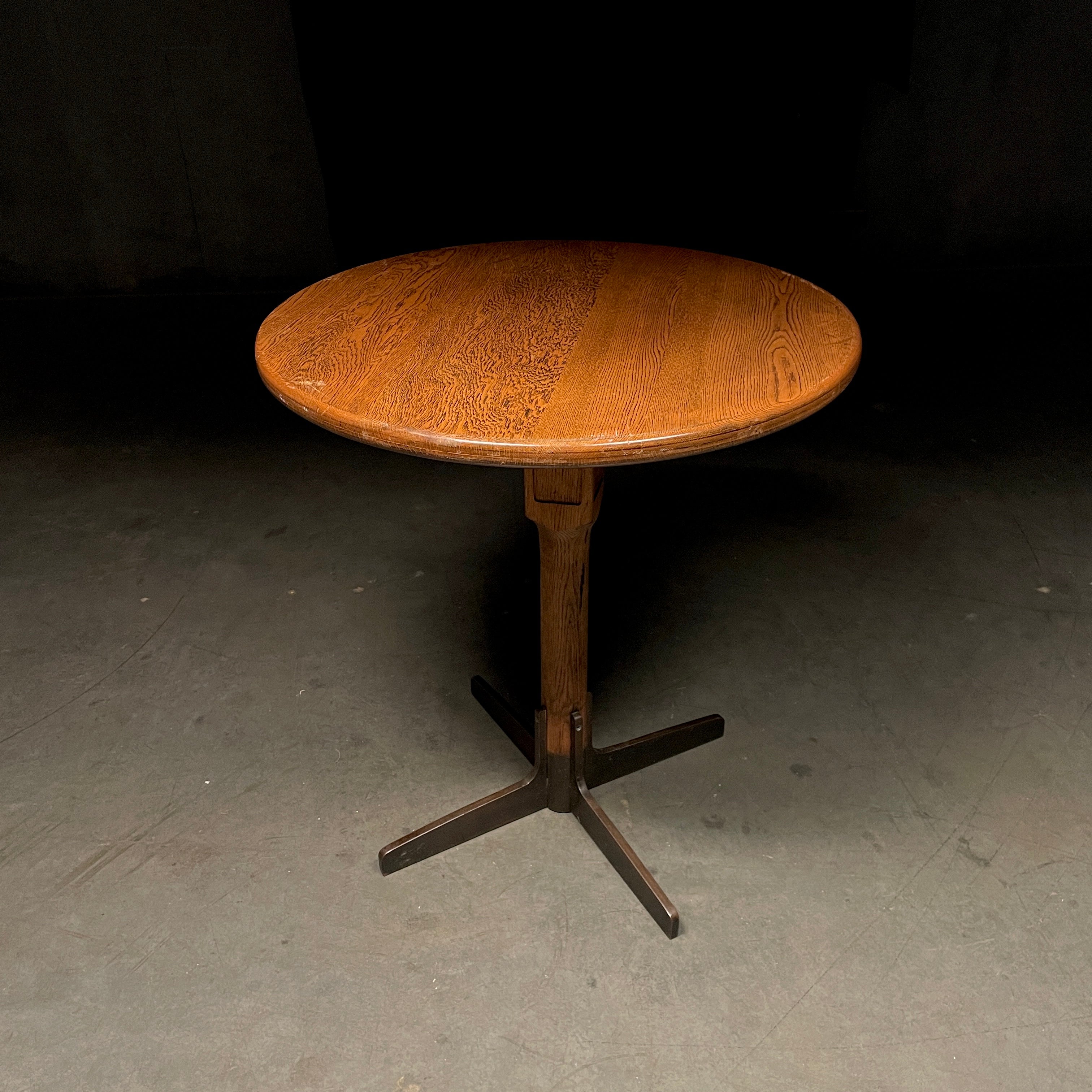 1930 Round Oak English Pub Table