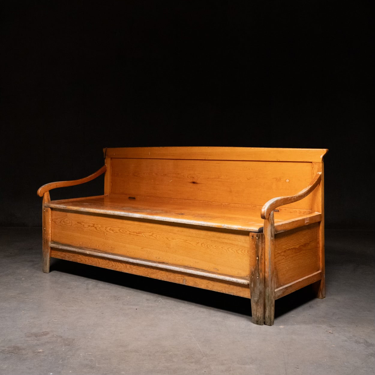 1890-1910. Mennonite pine lift top BENCH