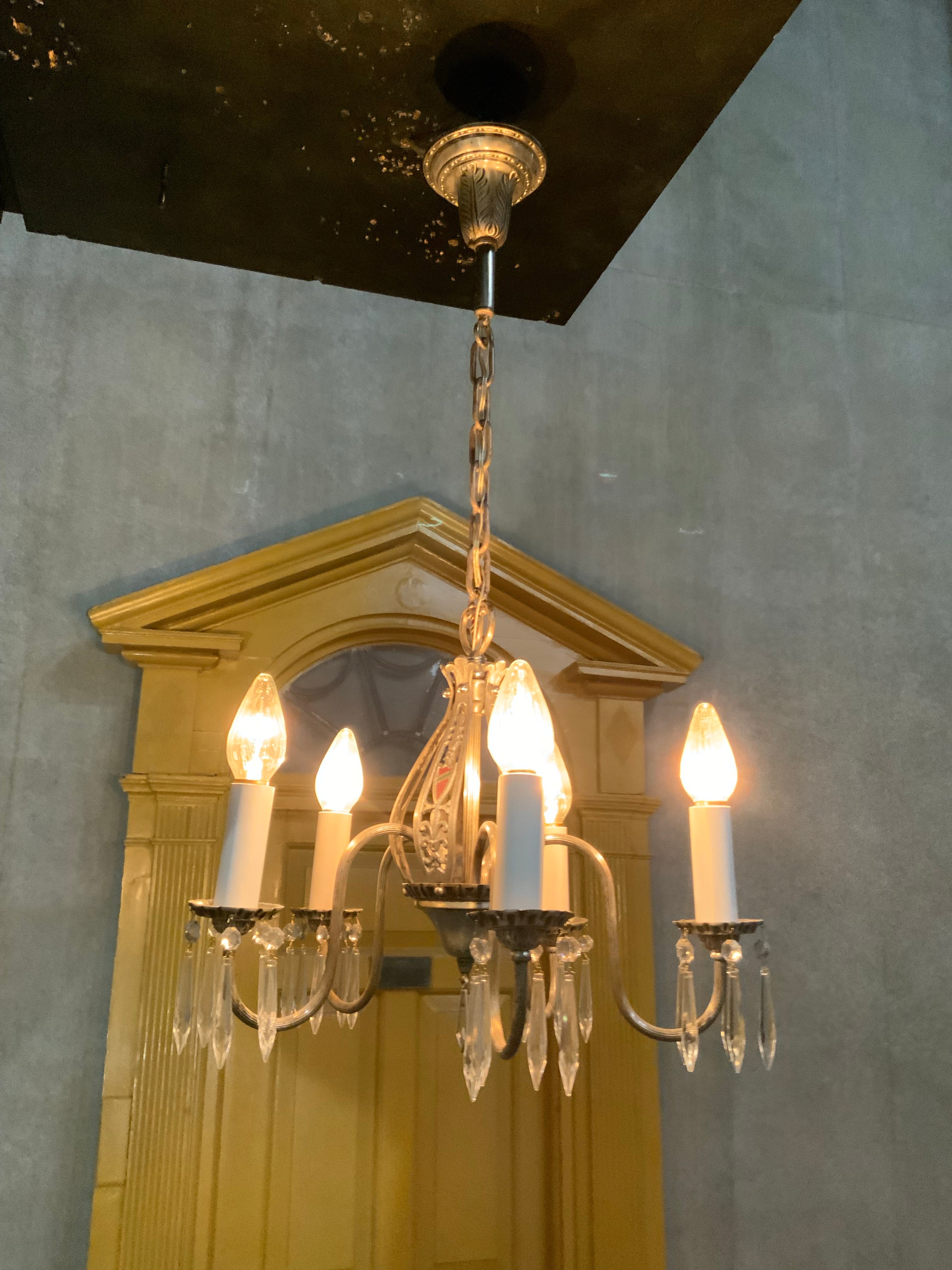 1925 HERALDIC   Colonial revival style Chandelier